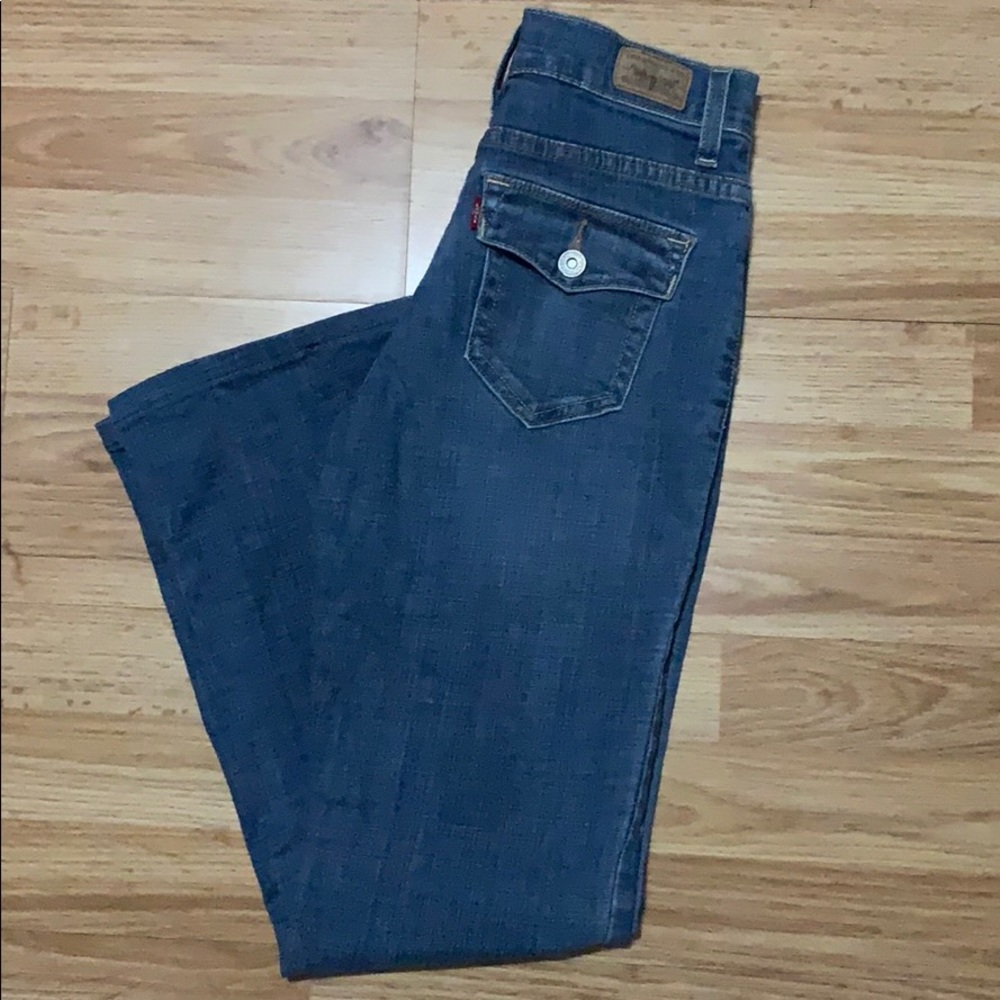🐙Levi’s Perfectly Slimming Boot Cut 512